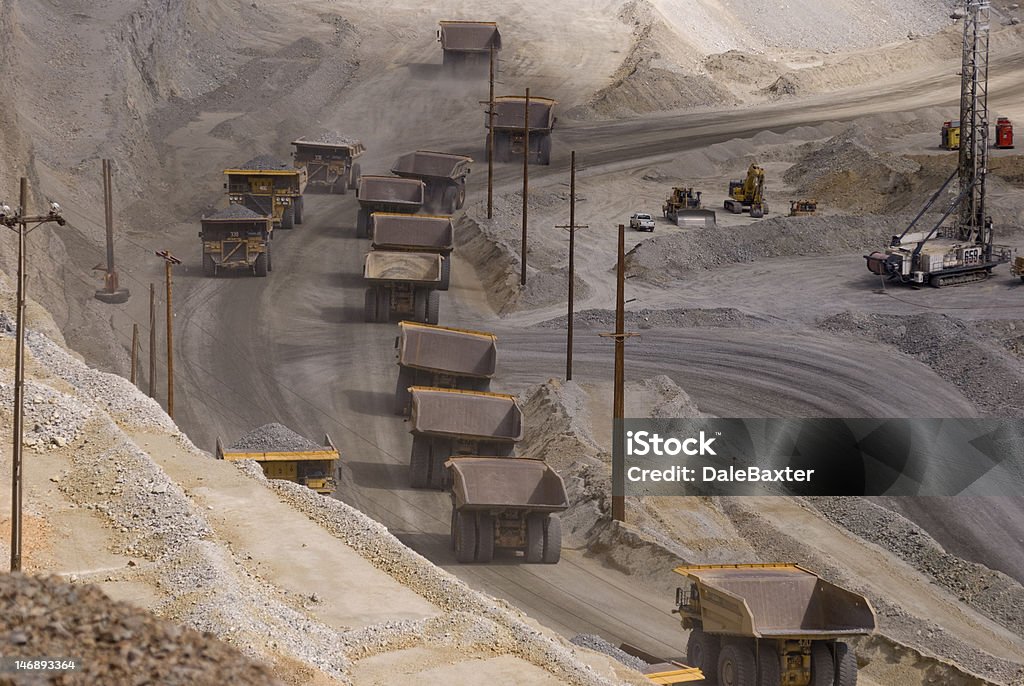 TRÈS GROS CAMIONS dans une Mine de cuivre - Photo de Industrie minière libre de droits