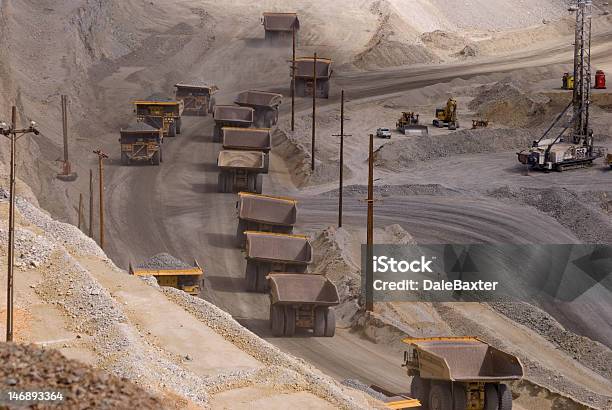 Muito Grandes Camiões Em Uma Mina De Cobre - Fotografias de stock e mais imagens de Exploração Mineira - Exploração Mineira, Pick-up, Ouro - Metal