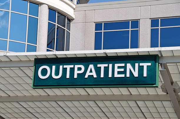 hospital em ambulatório sinal de entrada - outpatient imagens e fotografias de stock