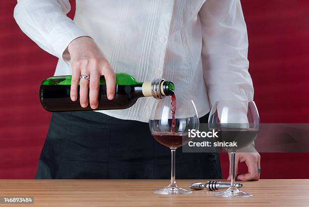 Empregada De Mesa Verter Vinho Tinto - Fotografias de stock e mais imagens de Adulto - Adulto, Assistência, Bar - Local de entretenimento