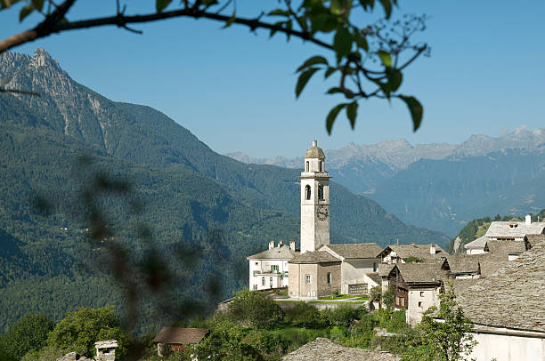 adorável paisagem alpina - engadine switzerland village church imagens e fotografias de stock