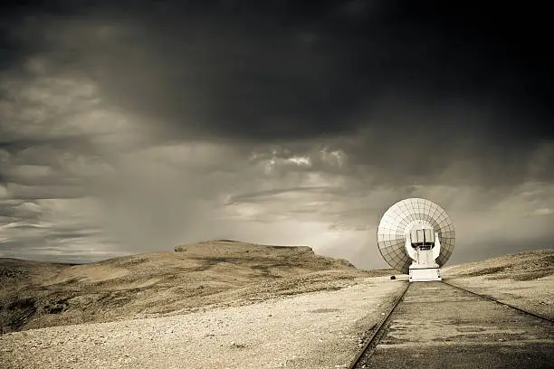 RadiotBackscope facing a stormy sky on a sluggish plateau