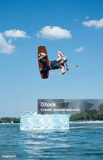 Wakeboarder 뛰어내림 웨이크 보드에 대한 스톡 사진 및 기타 이미지 - 웨이크 보드, 배 지나간 흔적, 점프