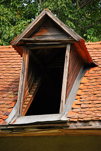 entrada do sótão - tegula imagens e fotografias de stock