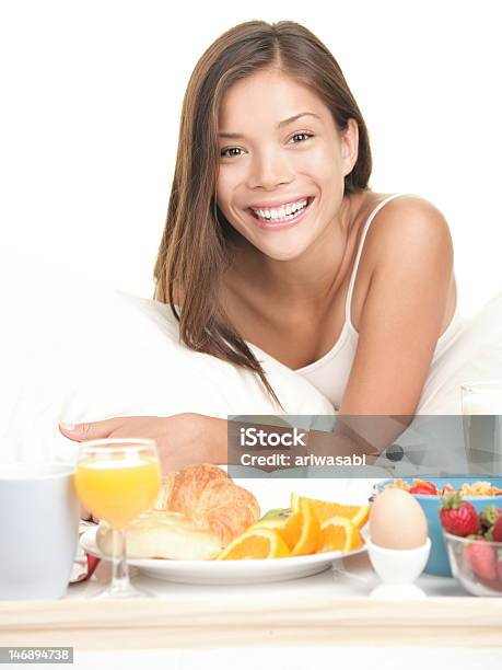 Frühstück Im Bett Frau Stockfoto und mehr Bilder von Abnehmen - Abnehmen, Asiatischer und Indischer Abstammung, Attraktive Frau