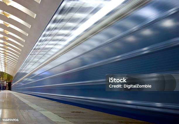Treno Della Metropolitana Di Arrivo - Fotografie stock e altre immagini di Ambientazione interna - Ambientazione interna, Arrivo, Aspettare
