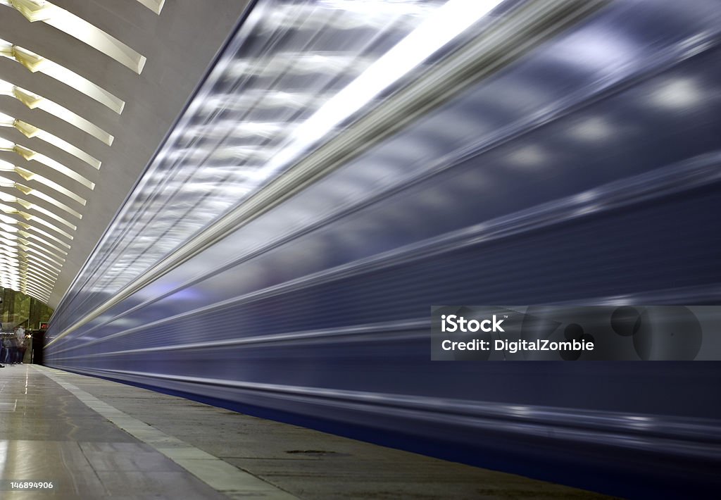 Pociąg metra przyjeździe - Zbiór zdjęć royalty-free (Abstrakcja)