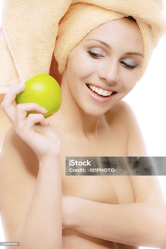 있는 아름다운 소녀 사과나무 - 로열티 프리 갈색 머리 스톡 사진