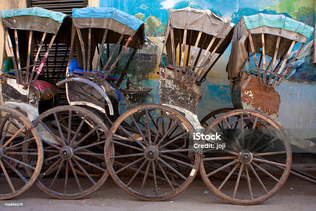 Rickshaws napędzany siłą mięśni ludzkich - Zbiór zdjęć royalty-free (Autoriksza)