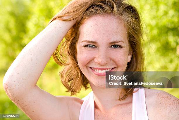 Mulher Com Cabelo Ruivo - Fotografias de stock e mais imagens de Adolescência - Adolescência, Adulto, Ao Ar Livre