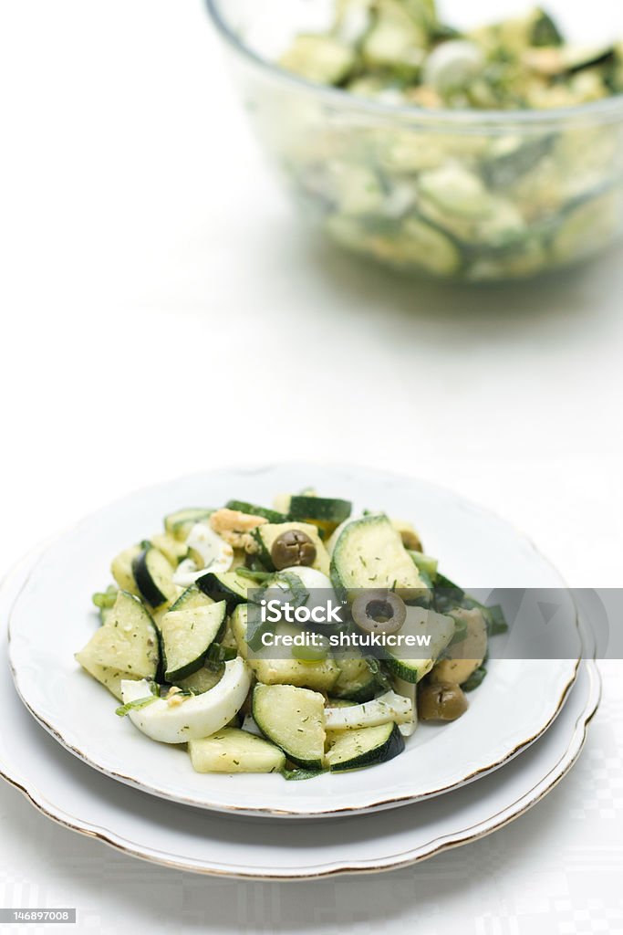 Courgette salade avec œufs et olives - Photo de Aliment libre de droits