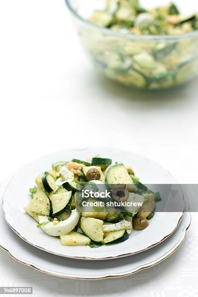Photo libre de droit de Courgette Salade Avec Œufs Et Olives banque d'images et plus d'images libres de droit de Aliment - Aliment, Aliment cru, Aliment cuit à l'eau