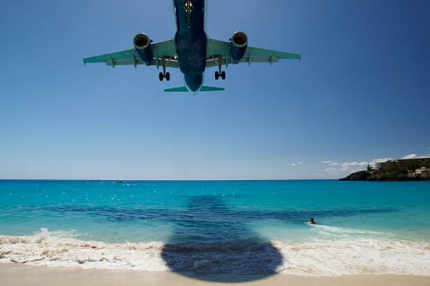 istock Landing on the Saint Maartens beach 146898042