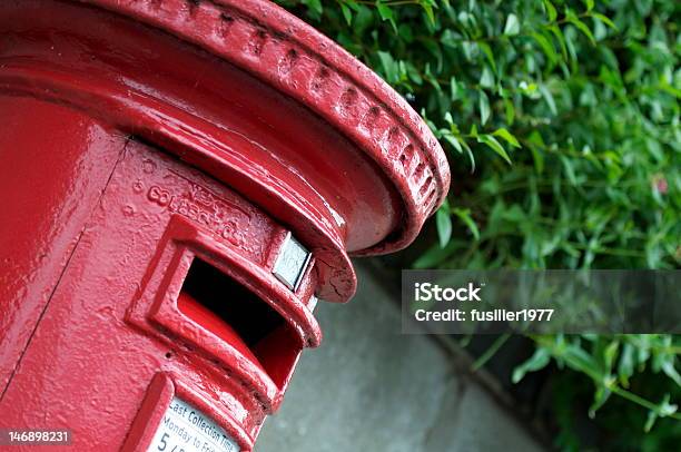 Foto de English Vermelha De Caixa De Correio e mais fotos de stock de Carteiro - Carteiro, Reino Unido, Caixa de correio