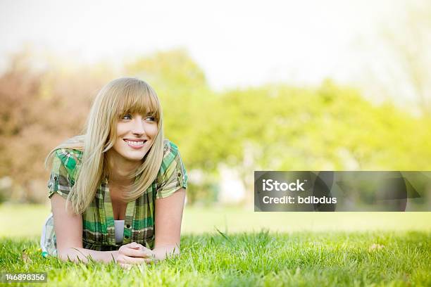 Mulher Bonita Pôr Em Relva - Fotografias de stock e mais imagens de Adulto - Adulto, Amizade, Amizade feminina