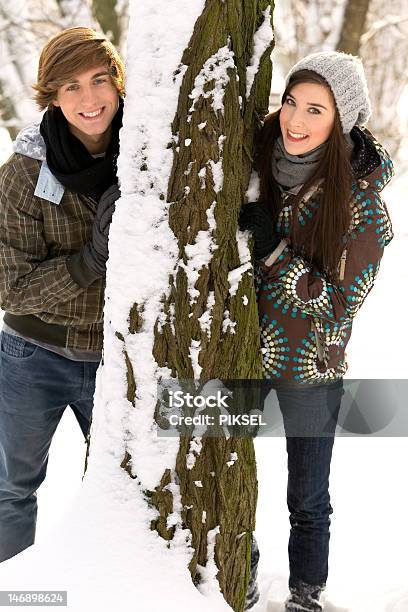 Coppia Allaperto Con Albero Sorridente - Fotografie stock e altre immagini di Abbigliamento - Abbigliamento, Abbigliamento casual, Abiti pesanti