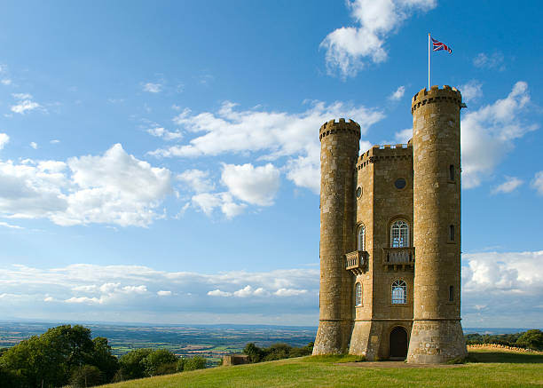 torre di broadway in estate - worcestershire foto e immagini stock