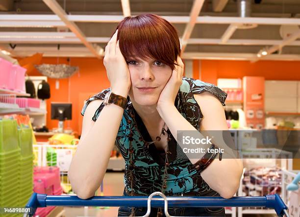 Frustración De Compras Foto de stock y más banco de imágenes de Mujeres - Mujeres, Ir de compras, Una sola mujer