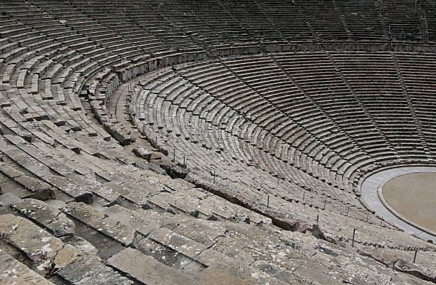 ruinen der theater in epidaurus, peloponnes, griechenland - ancient civilization audio stock-fotos und bilder