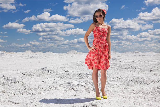 Engraçado Jovem mulher de vestido vermelho na Neve - fotografia de stock
