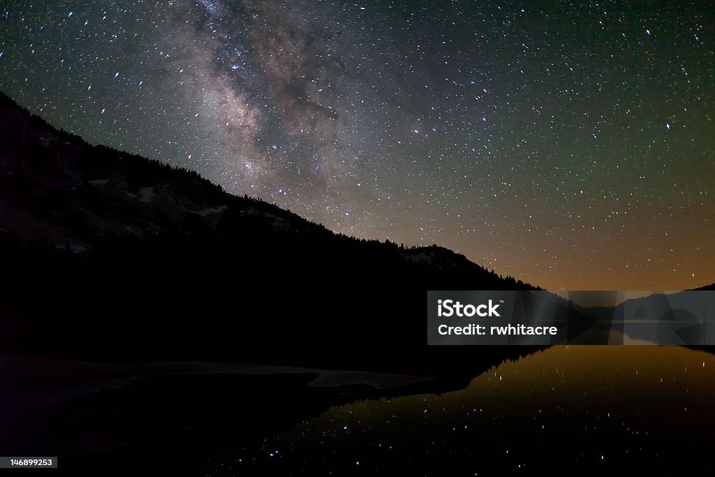 La Via Lattea si affaccia sul Lago Tenaya - Foto stock royalty-free di Albero