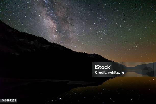 La Via Lattea Si Affaccia Sul Lago Tenaya - Fotografie stock e altre immagini di Albero - Albero, California, Catena di montagne
