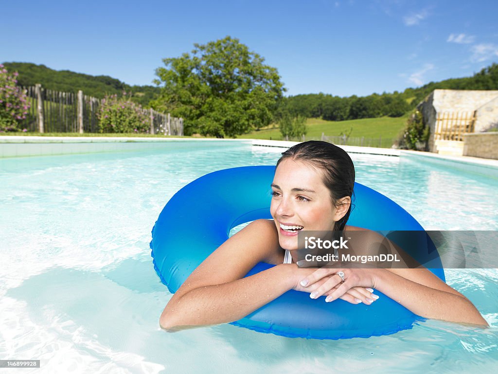 Mujer en la piscina - Foto de stock de Actividades recreativas libre de derechos