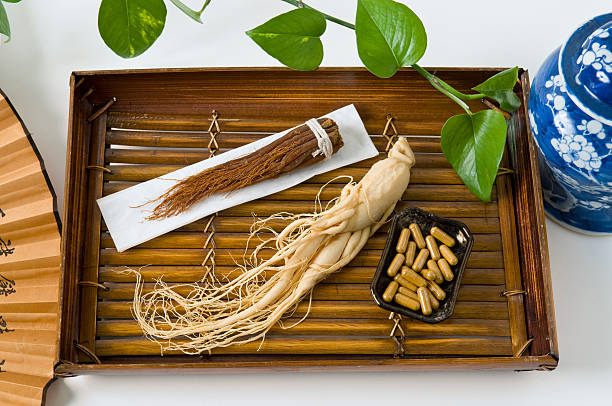 チョウセンニンジン、カプセルとドライ根 - ginseng dried plant homeopathic medicine dry ストックフォトと画像