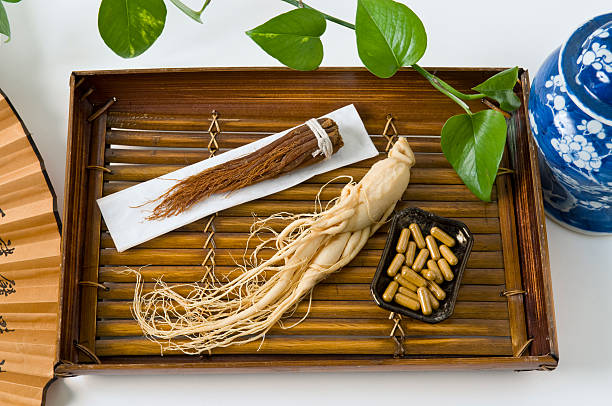 인삼, 캡슐세제 및 기체상태의 roots - ginseng dried plant homeopathic medicine dry 뉴스 사진 이미지