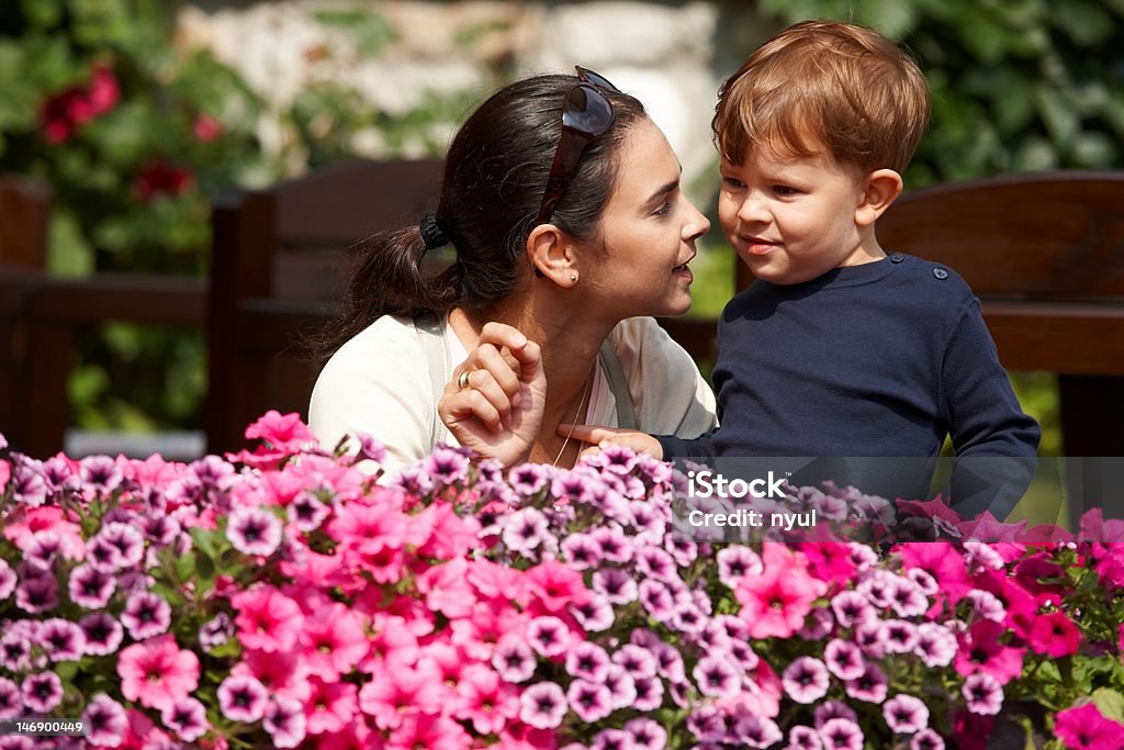 Madre e bambino all'aperto, spiegando - Foto stock royalty-free di 25-29 anni
