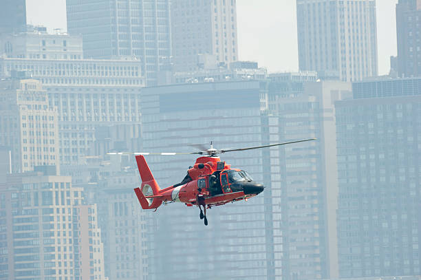 нам береговая охрана вертолёт в спасательных операций в городах - rescue helicopter coast guard protection стоковые фото и изображения