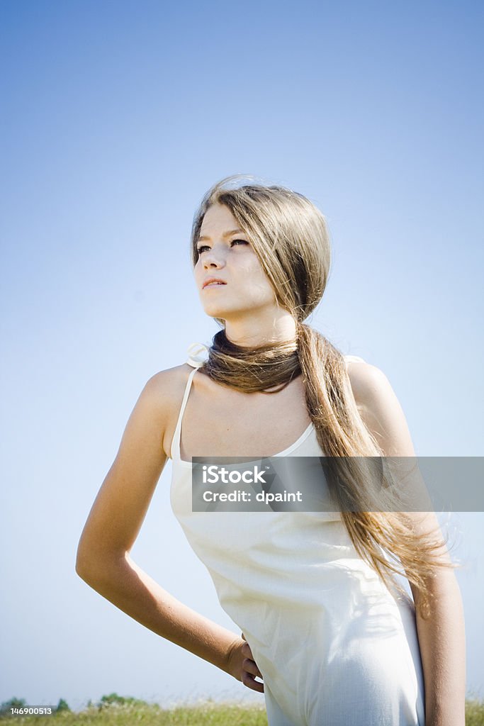 Bella ragazza con capelli Lussureggiante - Foto stock royalty-free di 20-24 anni