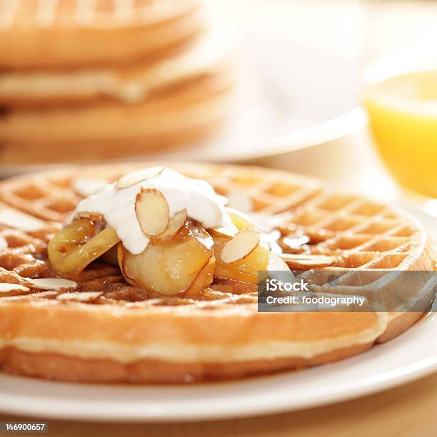 Photo libre de droit de Des Gaufres Maison Avec Des Pommes banque d'images et plus d'images libres de droit de Gaufre - Gaufre, Pomme, Empilé