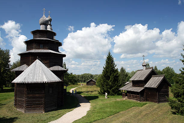 alte hölzerne village - novgorod stock-fotos und bilder