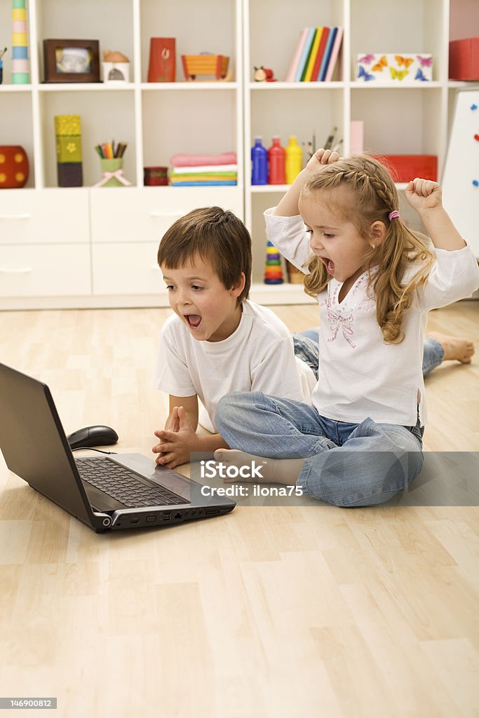 Sottolineato i bambini su per vincere gioco online - Foto stock royalty-free di Allegro