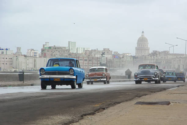 ハバナのマセオ通り(マレコン)の交通。アメリカとソ連のレトロカーはまだ使用されています。フォードタウヌス1957として様式化された自家製自動車の正面変異体。 - cuba car chevrolet havana ストックフォトと画像