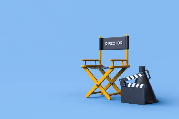 silla de director, claqueta y megáfono sobre fondo azul - silla de director fotografías e imágenes de stock
