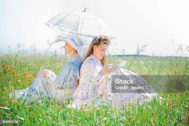 Dos Hermosas Mujeres En Vestido Vintage Foto de stock y más banco de imágenes de 20-24 años - 20-24 años, 25-29 años, A la moda