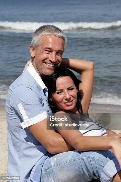 マチュアビーチのカップル - 2人のストックフォトや画像を多数ご用意 - 2人, 30-34歳, 30代