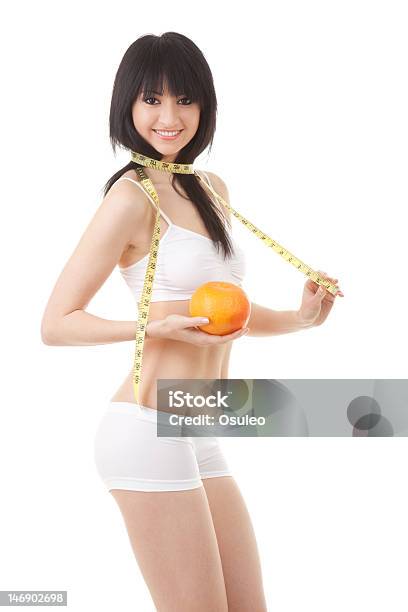 귀여운 가진 여자 오랑주 및 측정 테이프 가냘픈에 대한 스톡 사진 및 기타 이미지 - 가냘픈, 건강한 생활방식, 건강한 식생활