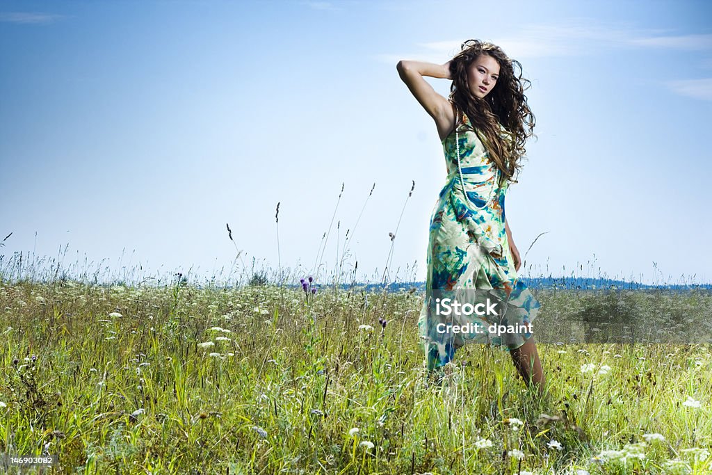 Belle fille dans le champ vert - Photo de 20-24 ans libre de droits