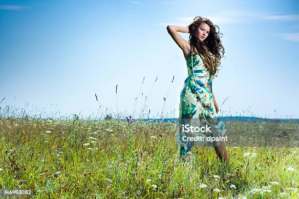 Foto de Linda Garota Em Campo Verde e mais fotos de stock de 20-24 Anos - 20-24 Anos, Adulto, Azul