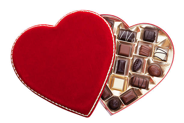 en forma de corazón caja de chocolates - valentines day food photography indoors fotografías e imágenes de stock