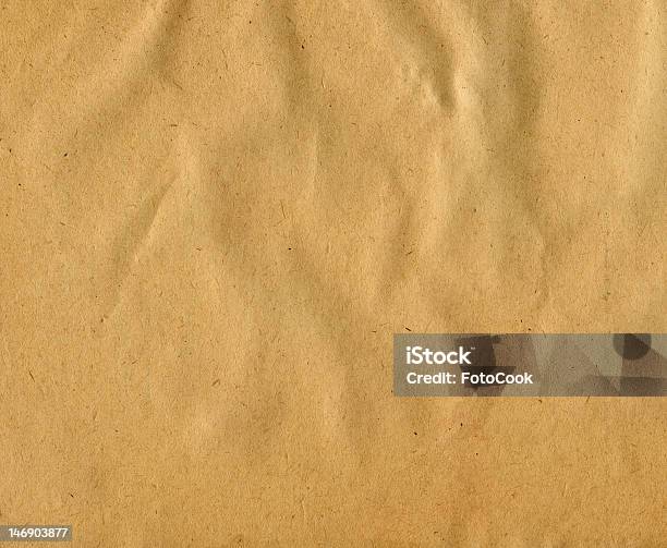 Photo libre de droit de Humide Fond De Papier Ondulé Brun banque d'images et plus d'images libres de droit de Beige - Beige, Boîte en carton, Carton ondulé