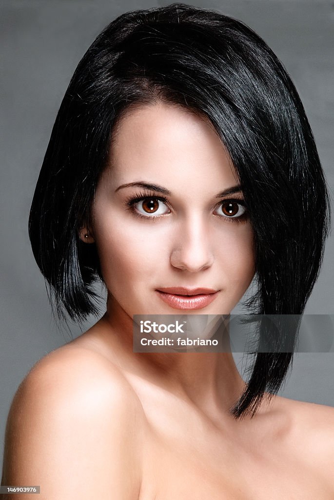 Cabello corto mujer modelo foto de cabeza - Foto de stock de 20 a 29 años libre de derechos