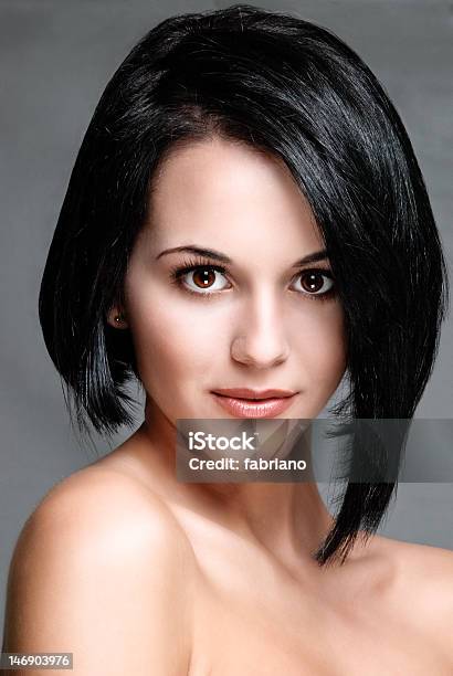 Cabello Corto Mujer Modelo Foto De Cabeza Foto de stock y más banco de imágenes de 20 a 29 años - 20 a 29 años, Adulto, Adulto joven