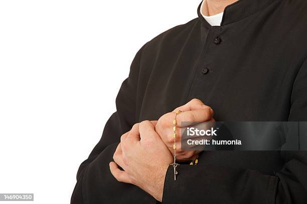 Sacerdote Manos Con Rosary Foto de stock y más banco de imágenes de Abrigo - Abrigo, Adulto, Blanco - Color