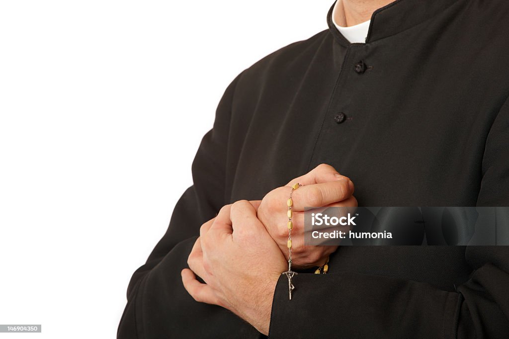 Prêtre mains avec du Rosaire - Photo de Adulte libre de droits