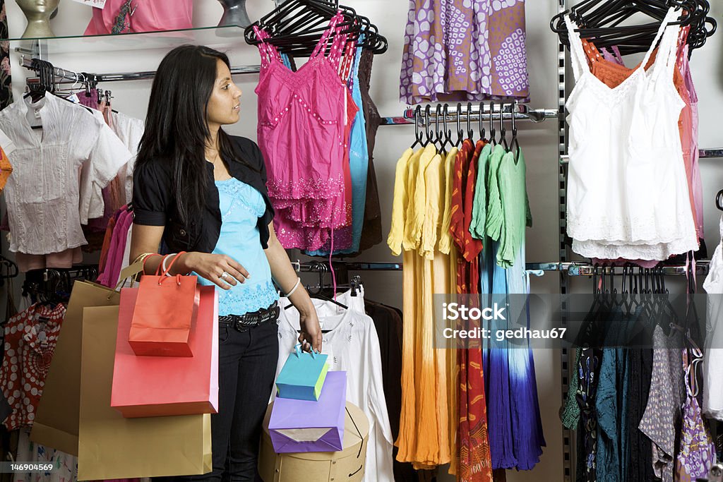Mujer de compras - Foto de stock de 20 a 29 años libre de derechos