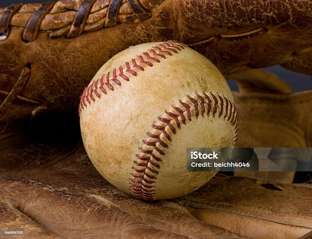 Despojado e old Luva de Beisebol - Foto de stock de Antigo royalty-free